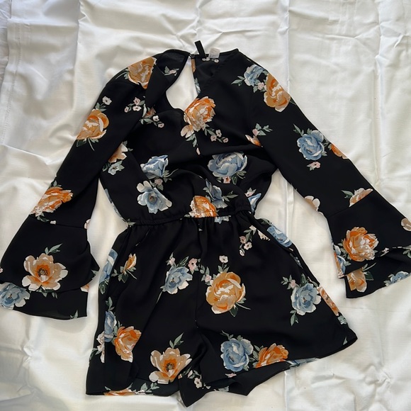 Divided romper size 4 - Picture 1 of 3